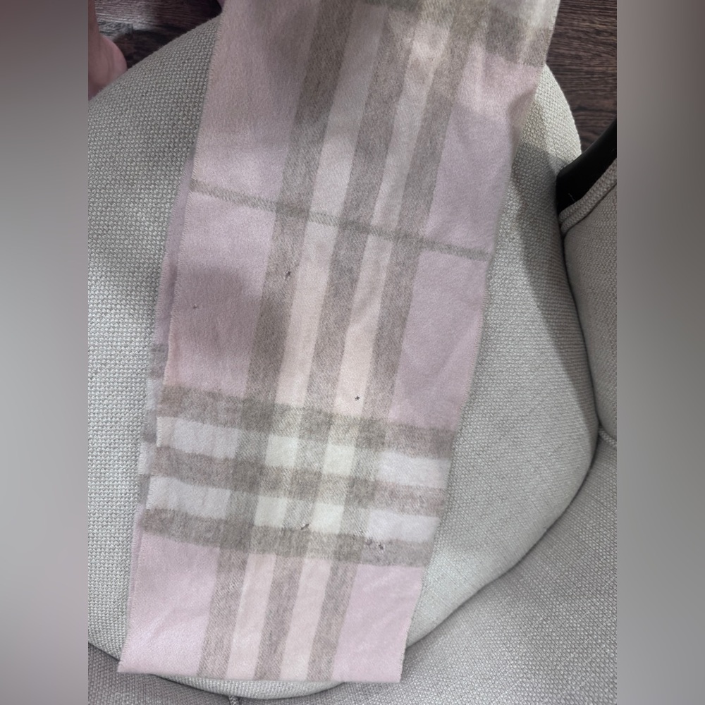 Authentic Burberry Check Cashmere Scarf in light pink - Picture 4 of 4
